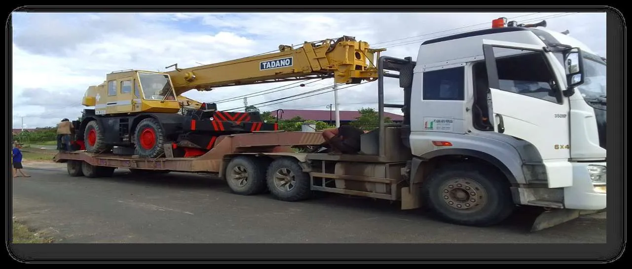Lowboy FAW FD350 mengangkut alat berat