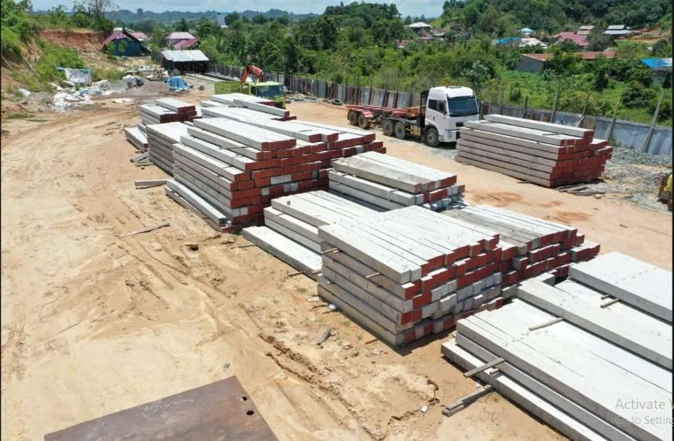 Tumpukan minipile K-500 di area produksi